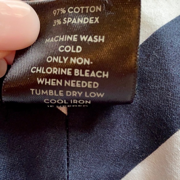 ⛵️ Ann Taylor Signature Shorts (size 10) - Picture 5 of 5